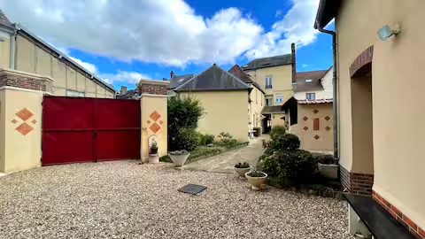 Vue 3 — Grande maison, centre & cour privée