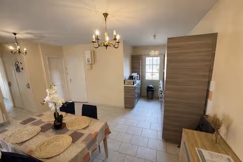 Vue 4 — Grande maison, centre & cour privée